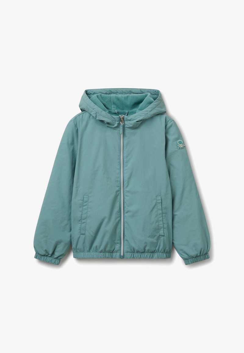 Tyrkysová bunda s kapucí a předním zipem, elastickými manžetami a lemem, dvěma bočními kapsami a vyšívaným logem na levém rukávu.