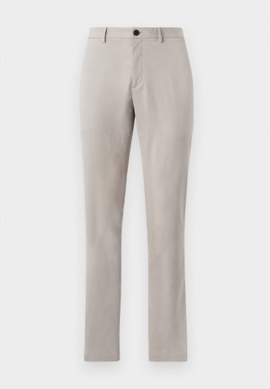 Pantalons gris clair, ajustés, avec une texture lisse, dotés d'une fermeture à bouton et de jambes droites. Pas de poches visibles ni de motifs.