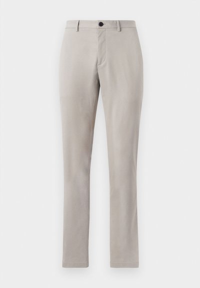 Hellgraue, maßgeschneiderte Hose mit glatter Textur, mit Knopfverschluss und geradem Bein. Keine sichtbaren Taschen oder Muster.