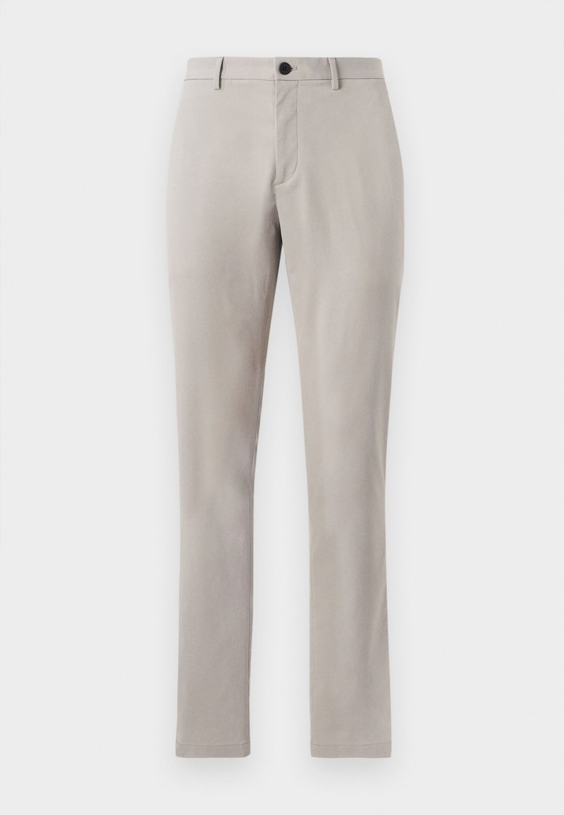 Pantalons gris clair, ajustés, avec une texture lisse, dotés d'une fermeture à bouton et de jambes droites. Pas de poches visibles ni de motifs.
