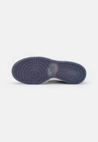 Nike Sportswear DUNK LOW UNISEX - Tenisice - white/light carbon/platinum tint/pure platinum
