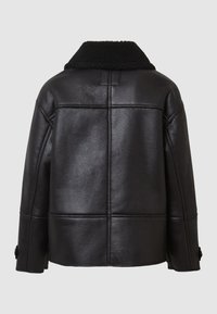 Giubbotto in pelle nera con collare in shearling, caratterizzato da una texture liscia, silhouette strutturata e cuciture a pannello.