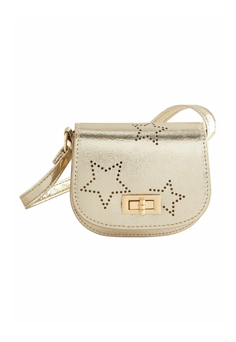 Guldmetalisk crossbody taske med perforeret stjernemønster, klaplukning og en guldtonet lås. Har en matchende rem.