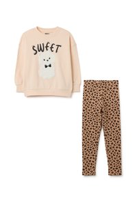 Lichtroze sweatshirt met een witte berenafbeelding en de tekst "SWEET". Bruine legging met zwart luipaardmotief. Katoenmengsel, casual ontwerp.