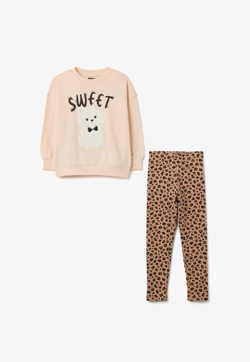 Lichtroze sweatshirt met een witte berenafbeelding en de tekst "SWEET". Bruine legging met zwart luipaardmotief. Katoenmengsel, casual ontwerp.