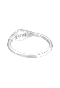 Silverring med ett smalt, slätt band och graverad "GRATEFUL" på ena sidan. Minimalistisk design med en polerad yta.