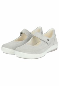 Zapatos de ante gris claro con punta redonda, correa ajustable en el empeine y suela de goma blanca con detalles texturizados.