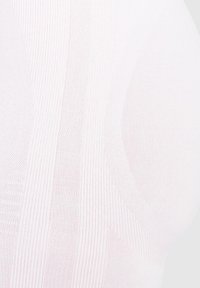 Jasnoróżowy prążkowany materiał, z teksturowanym wzorem o różnych szerokościach. Gładka, miękka struktura, z dużą rozciągliwością dla komfortu.