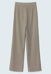 Pantalon large taupe avec taille élastique, en tissu texturé, présenté à plat sur un fond clair.
