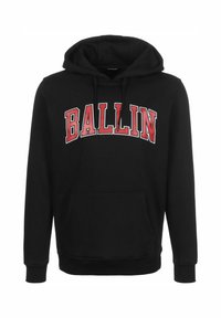 Čierna mikina s kapucňou vyrobená z mäkkej látky, s klokankovým vreckom a červenou zakrivenou grafikou "BALLIN" na prednej strane. Obsahuje šnúrku na kapucni.