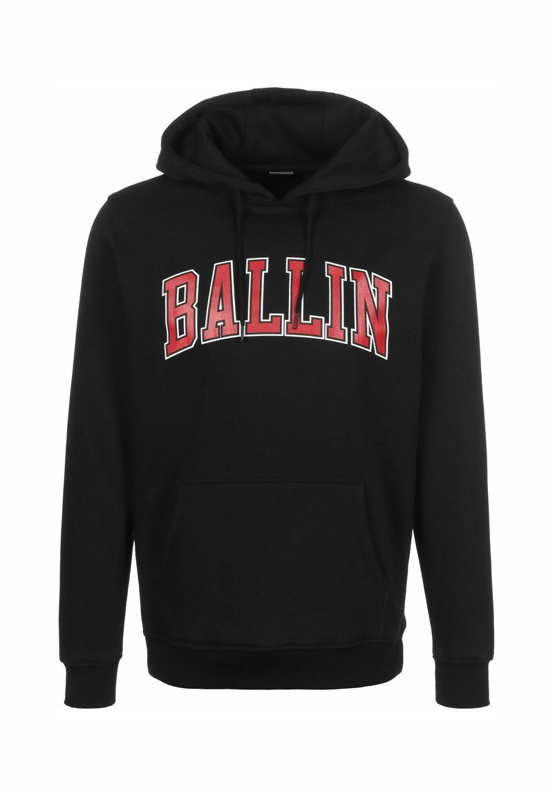 Čierna mikina s kapucňou vyrobená z mäkkej látky, s klokankovým vreckom a červenou zakrivenou grafikou "BALLIN" na prednej strane. Obsahuje šnúrku na kapucni.
