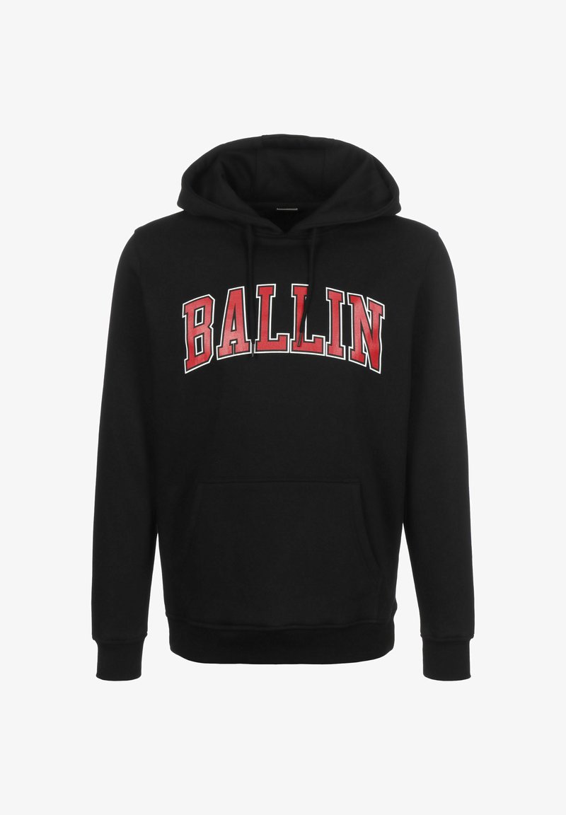 Sudadera negra hecha de tela suave, con un bolsillo tipo canguro y un gráfico rojo arqueado "BALLIN" en la parte delantera. Incluye capucha con cordón.