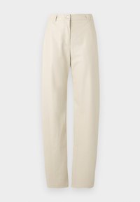 Pantaloni beige a gamba dritta con chiusura a bottone e zip, passanti per cintura e tasche laterali su sfondo bianco uniforme.