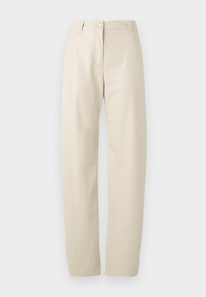 Beige rette benklær med knapp- og glidelåsopplett, beltehemper og sidelommer på ensfarget hvit bakgrunn.