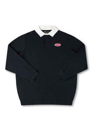 Camisa polo de manga larga negra con cuello blanco, que presenta un logo bordado en rojo en el lado izquierdo. Material de algodón con una textura suave.