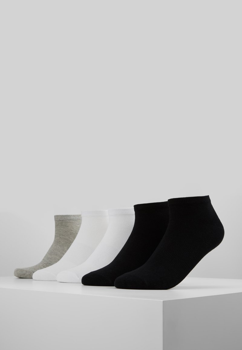 Ein Set von Knöchelsocken in Grau, Weiß und Schwarz. Baumwollmischung mit gerippten Bündchen. Vier Paar auf einer weißen Oberfläche vor einem grauen Hintergrund präsentiert.