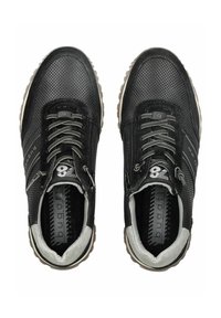 Černé tenisky s vrchním dílem z síťoviny, semišovými akcenty, šedými tkaničkami a texturovanou podrážkou. Disponují zipovým uzavřením a logem na boku.