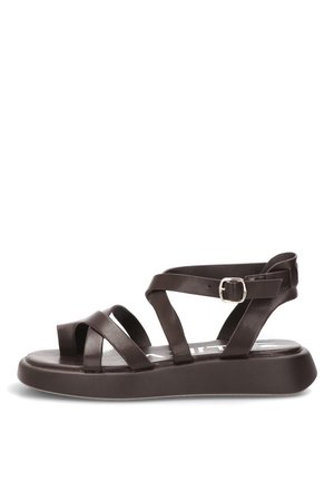 Sandalia de cuero marrón oscuro con punta abierta, múltiples correas y hebilla plateada en una suela gruesa, vista lateral contra un fondo blanco.