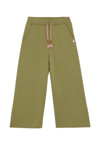 Olijfgroene wijde broek met elastische tailleband, roze trekkoord en voorzakken, plat gelegd op een witte achtergrond.