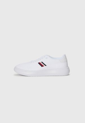 Trainers - white