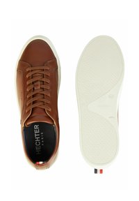 Braune Leder-Sneaker mit weißer Gummi-Sohle, ausgestattet mit einem Schnürdesign, strukturiertem Innenfutter und Logo auf der Zunge. Erhältlich in Größe 42.