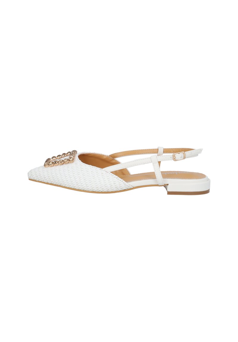 Chaussure à talon ouvert blanche avec un bout pointu, en matériau tissé texturé, et une boucle décorative dorée. Bride ajustable avec un talon bas.