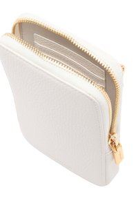 Busta con zip in pelle bianca con superficie testurizzata, hardware dorato e tasca interna. I bordi arrotondati completano il design.