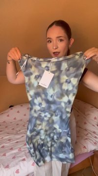 Robe tie-dye bleue et verte avec une texture douce, dotée d'un décolleté rond et de détails à cordon de serrage. Étiquette suspendue attachée.