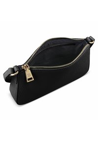 Pochette in pelle nera con esterno strutturato, zip dorata e dettagli in hardware dorato. Interno foderato in un tessuto scuro e liscio.