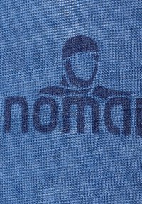 Blauwe katoenen stof met een gestructureerd patroon, voorzien van een donkerblauw gedrukt logo en icoon. Het oppervlak lijkt glad en licht reflecterend.