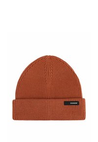 Gorro de punto texturizado y acanalado en un cálido color terracota con un puño doblado. Presenta una etiqueta negra cosida con la marca "CHASIN'".
