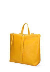 Borsa tote gialla in pelle con superficie testurizzata, chiusura con zip superiore e due manici corti per il trasporto. Design verticale con hardware minimale.