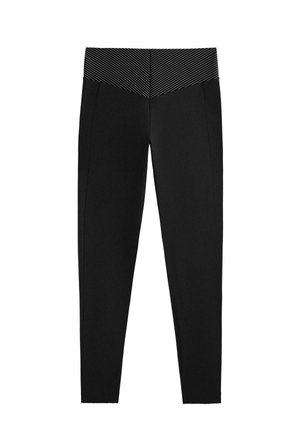 Črne pajkice s širokim, vzorčastim pasom in elegantnim dizajnom. Izdelane iz raztegljivega, teksturiranega materiala za udobje in prožnost.