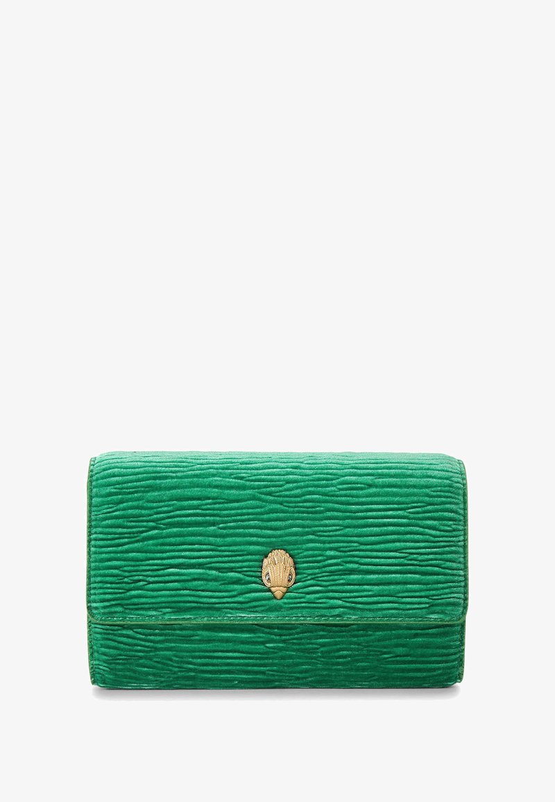 Pochette portefeuille texturée verte en matière douce, avec un fermoir doré en forme de coquillage à l'avant. Forme rectangulaire avec des détails côtelés.