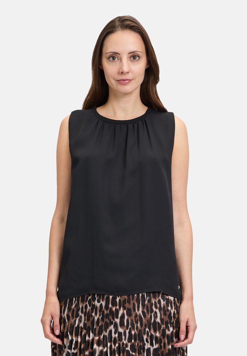 Schwarze ärmellose Bluse mit gerafftem Ausschnitt und weichem Stoff; hat eine gerade Passform und einen leichten Glanz.