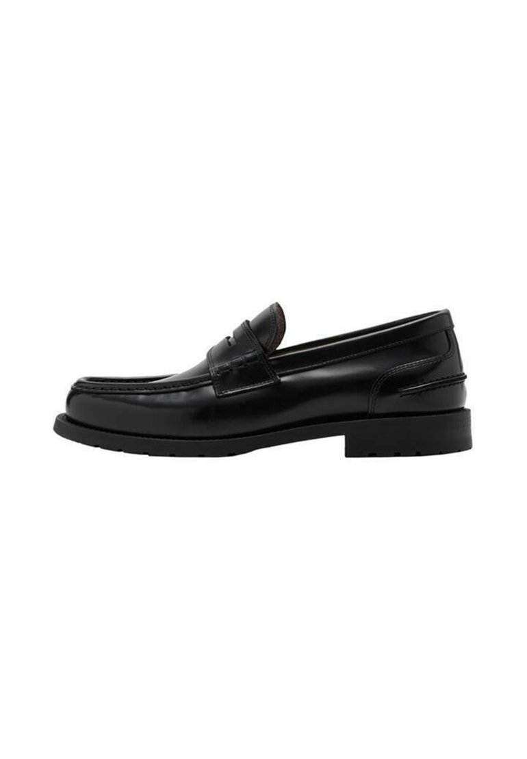 Mocasini din piele neagră, cu toc mic, cu detalii cusute pe partea din față și un finisaj lucios și neted. Are un design cu vârf rotund.