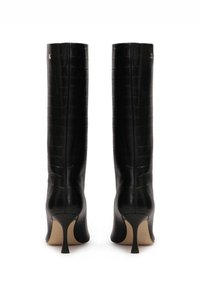 Bottes noires montant au genou avec une texture crocodile, bout pointu et un talon aiguille élancé, affichant une finition lisse et élégante.