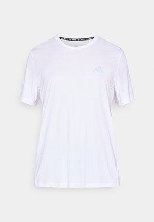 Bílé sportovní tričko z lehké, odvádějící vlhkost látky s kulatým výstřihem, krátkými rukávy a světle modrým logem na hrudi.