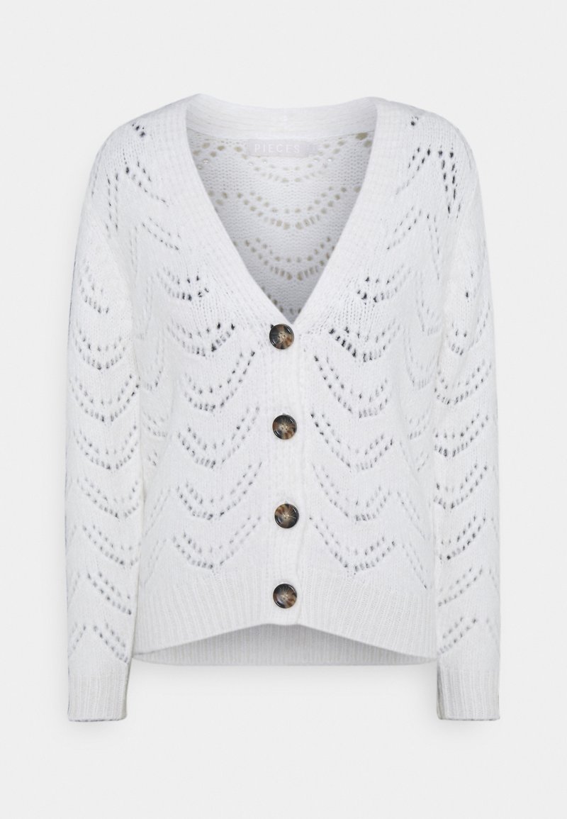 Gilet blanc en maille avec col en V, manches longues, motif ajouré en chevron et quatre boutons foncés sur le devant.