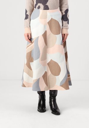 Długa spódnica o kroju litery A, wykonana z bawełny, zdobiona kolorowym, abstrakcyjnym wzorem w pastelowych odcieniach niebieskiego, brzoskwiniowego i brązowego.