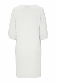 Vit klänning med trekvartsärmar, texturerad tyg med cirkulära hålmönster, rund halsringning och knälång längd.