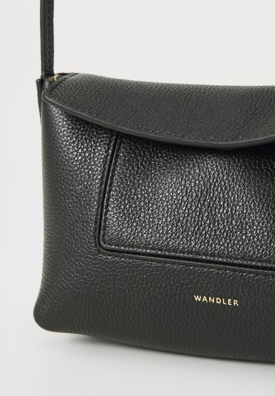 Bolso de mano de cuero negro con acabado texturizado, cierre de solapa y un sutil logo dorado "WANDLER" en la parte frontal. Forma rectangular compacta.