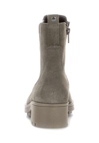 Olijfgroene suède enkellaars met een ronde neus, zijrits en een gestructureerde, chunky hak voor stabiliteit. Gladde, matte afwerking.