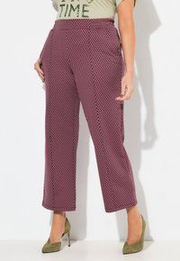 Paarse geruite broek met een hoge taille en een wijde pijpdesign. Het materiaal lijkt glad en heeft een klein zwart ruitpatroon.