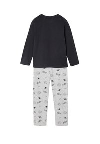 Dunkles Langarmoberteil kombiniert mit hellgrauen Hosen, die ein weltraumthemenbasiertes Muster mit Planeten und Text aufweisen. Aus weicher Baumwolle gefertigt.