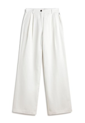 Hvide bukser med vide ben, forsynede med frontplisseringer, sidelommer samt knap- og lynlåslukning ved taljen.