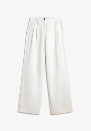 Hvide bukser med vide ben, forsynede med frontplisseringer, sidelommer samt knap- og lynlåslukning ved taljen.