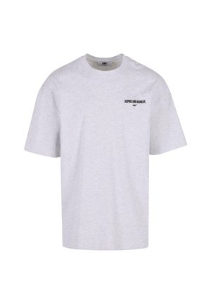 Pilkos medvilnės marškinėliai su trumpomis rankovėmis, apvaliu kaklu ir mažais juodais užrašais "TIKĖK IR PASIEK" kairėje krūtinės pusėje.