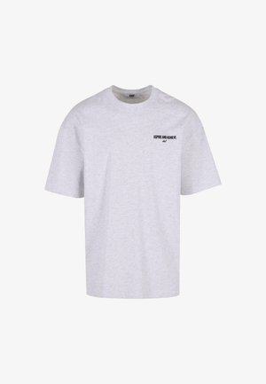 Pilkos medvilnės marškinėliai su trumpomis rankovėmis, apvaliu kaklu ir mažais juodais užrašais "TIKĖK IR PASIEK" kairėje krūtinės pusėje.