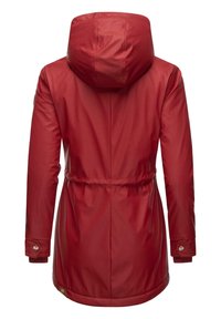 Giacca impermeabile rossa con cappuccio, vita stretta e polsini elasticizzati. Caratterizzata da una texture liscia e dettagli di cucitura, con orlo arrotondato.